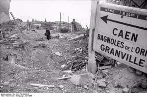 Frankreich, bei Falaise.- zerstörte Gebäude in Ortschaft. Wegweiser "Caen, Bagnoles de l'Orne, Granville". Alte Frau zwischen den Trümmern, Mitte Juni 1944; KBZ Ob. West — Frankreich