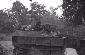 Niederlande, Arnheim.- Soldat am Maschinengewehr 42 in mittlerem Schützenpanzer (Sd.Kfz. 250/1), feuernd; PK 2 KBK — Arnheim