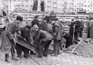For documentary purposes the German Federal Archive often retained the original image captions , which may be erroneous, biased, obsolete or politically extreme . Berlin, Bau von Straßensperren ADN-ZB/Archiv Das faschistische Deutschland im II. Weltkrieg 1939-45 Berlin wird am 1. Februar 1945 zum "Verteidigungsbereich" erklärt. Zur Verstärkung einer Panzersperre am S-Bahnhof Hermannstraße in Neukölln graben Volkssturmsoldaten am 10. März 1945 Eisenträger ein. 297-45