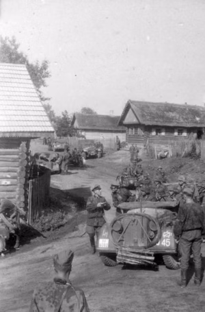 Sowjetunion-Mittelabschnitt.- Motorisierte Einheit der Waffen-SS-Division "Das Reich" passieren beim Vormarsch eine Ortschaft. — Russland