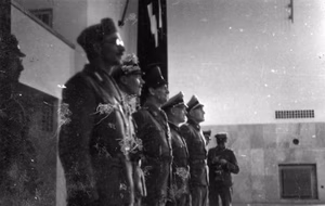 Berlin-Lichterfelde.- Offiziere der Waffen-SS und Führer der HJ mit ausländischen Offizieren besichtigen die Kaserne und das Kasernengelände der Leibstandarte SS Adolf Hitler, Schwimmhalle. — Berlin