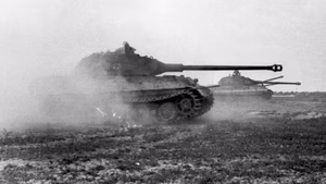 Frankreich.- Panzer VI "Tiger II" (Königstiger) mit Porscheturm bei Fahrt in im ebenen Gelände; KBZ Ob. West — Frankreich