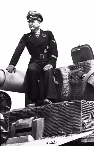 Frankreich-Nord.- Obersturmführer Michael Wittmann mit Eichenlaub zum Ritterkreuz (verliehen am 30. Januar 1944) auf Panzer VI "Tiger I"; PK 698 — Nordfrankreich