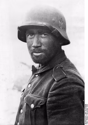 Russland, Kampf um Stalingrad, Grenadier . *An der Sowjetfront: Grenadiere halten Wacht.- Seit Tagen sind alle ungewaschen und unrasiert, aber den alten bissigen Soldatenhumor haben sie nicht verloren. PK-Aufnahme: Kriegsberichter Herber (Sch) 6550-42 "Fr." OKW "Fr.f.D." Nov. 42 [Herausgabedatum] [Sowjetunion.- Schlacht um Stalingrad].