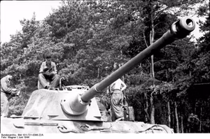 Frankreich.- Panzersoldaten auf Panzer VI "Tiger II" (Königstiger) am Waldrand; PK KBZ Ob West — Frankreich