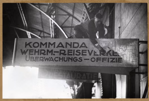 Afbeelding van het schoonmaken van de Wehrmachtborden op het perron van het N.S.station Utrecht C.S. te Utrecht.