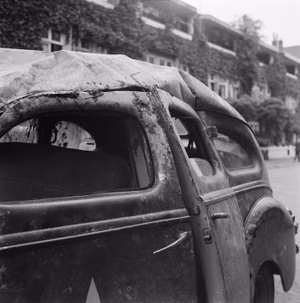 Collectie / Archief : Fotocollectie Anefo Reportage / Serie : Capitulatie: Soest Beschrijving : Close-up van vernielde legerauto Datum : mei 1945 Trefwoorden : capitulaties, militaire voertuigen, tweede wereldoorlog Fotograaf : Fotograaf Onbekend / Anefo Auteursrechthebbende : Nationaal Archief Materiaalsoort : Negatief (zwart/wit) Nummer archiefinventaris : bekijk toegang 2.24.01.03 Bestanddeelnummer : 900-3203