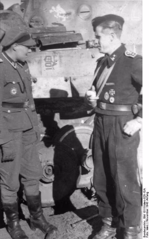 Sowjetunion.- Männer der Waffen-SS-Division "Das Reich"; Oberscharführer Adolf Peichl mit Deutschem Kreuz in Gold und Panzervernichtungsabzeichen (l.) gratuliert Panzerkommandanten Soretz zum Abschuß des 2.000 Panzers durch die Division.<br /> — Russland